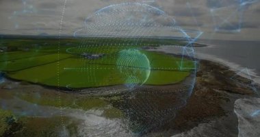 Holografik küre, kıyı tarlalarının üzerinde dairesel halkalar, şebeke noktaları ve veri düğümlerini gösteriyor. Gelecekçi, yenilikçi, teknoloji, veri görselleştirme, manzara, kırsal, bağlantı
