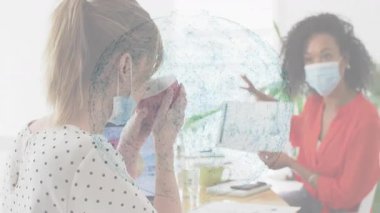 İş toplantısında basılı çizelgeyi sunan kadın, kılavuz tartışmayı canlandıran grafik ile örtüşüyor. İşbirliği, takım çalışması, şirket, sunum, planlama, beyin fırtınası, yenilik