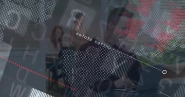 Çalışma masasında işbirliği yapan iş arkadaşları, dünya haritaları ve veri tabloları gösteriyorlar. Profesyonel, takım çalışması, dijital, modern, işbirliği, yenilikçi, çalışma alanı