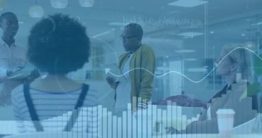 Teknoloji merkezinde işbirliği yapan ofis profesyonelleri dijital çizelgeler ve çubuk grafikleri sergiliyorlar. İşbirliği, takım çalışması, modern, yenilik, dijital, beyin fırtınası, tartışma