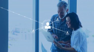 Tablet tutan adam, ofis penceresinden ekranı gösteren kadın, iş ağı örtüsünü gösteren. İşbirliği, takım çalışması, teknoloji, yenilik, şehir, çalışma alanı, bağlantı