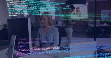 Kadın müteahhit kodlaması açık teknoloji ofisinde, animasyon kodları ve yapışkan notlar gösteriyor. İşbirliği, yenilik, çalışma alanı, dijital, iletişim, yaratıcılık, modernite