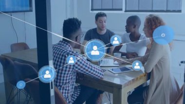 İş masası etrafında iş birliği yapan dört profesyonel, ağ simgeleriyle birlikte dizüstü bilgisayarı izliyor. İşbirliği, takım çalışması, yenilik, iletişim, modernlik, üretkenlik, planlama