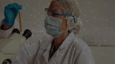 Sağlık laboratuarında test tüpünü inceleyen kadın bilim adamı animasyon veri ağı grafiği gösteriyor. Araştırma, yenilik, bilim, biyoteknoloji, veri görselleştirme, hassasiyet, uzmanlık