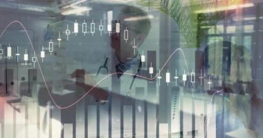 Erkek doktor, anatomik omurga modeli ve finansal çizelgeleri ile sağlık ofisinde sunum yapıyor. Profesyonel, danışmanlık, klinik, analitik, kurumsal, şirket içi, sağlık