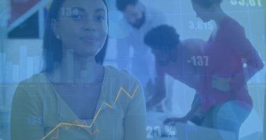 Konferans masasının etrafında iş birliği yapan iş ekibi, çizgi grafikleri ve animasyon bar çizelgeleri sergiliyor. İşbirliği, takım çalışması, analitik, sunum, strateji, kurumsal yenilik