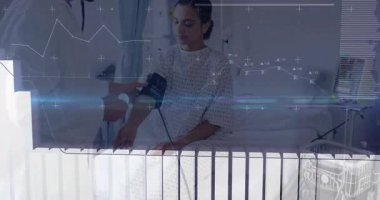 Hastane erkek doktoru kan basıncını ölçüyor, süzülen grafikler ve rakamsal veriler gösteriyor. Tıbbi, sağlık, teknoloji, yenilik, profesyonellik, tanı, klinik