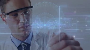 Holografik veri düğümleri ve devre çizelgeleriyle teknoloji laboratuarının görüntüsünü değiştiren erkek mühendis. Teknoloji, yenilik, fütürizm, dijital, bilim, kesinlik, görselleştirme