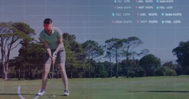 Olgun bir kadın golf sopası sallıyor, spor analitiği çizelgesini oklarla gösteriyor. Atletik, kararlılık, açık hava, manzara, hassasiyet, modern, boş zaman
