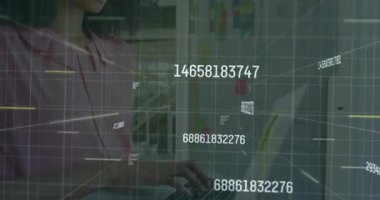 Modern ofisteki verileri analiz eden, yüzen sayısal dizileri ve ızgara hatlarını gösteren bir kadın. Gelecekçi, teknoloji, işbirliği, üretkenlik, yenilik, gösterişli, profesyonel