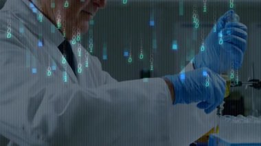 Laboratuvarda laboratuvar önlüğü giyen üst düzey bir bilim adamı ikili kod gösteriyor. Bilim adamı, laboratuvar, araştırma, teknoloji, yenilik, veri analizi, bilimsel enstrüman