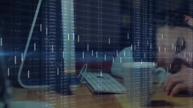 Ofis masasında alnını ovuşturan bir adam, şamdan grafiği ve market verilerini gösteriyor. Stres, konsantrasyon, çalışma alanı, analitik, teknoloji, meslek, odaklanma