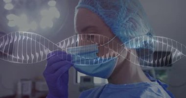 Üst düzey kadın cerrahi uzmanı, ameliyat odasında yüz maskesi ayarlıyor, DNA sarmalı ile. Tıbbi, sağlık, yenilik, profesyonellik, steril, teknoloji, kesinlik