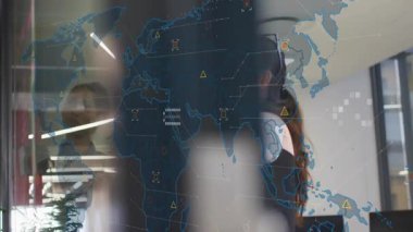 Ekranda eğilip, animasyon veri simgeleriyle iş dünyası haritasını analiz eden üç profesyonel. Teknoloji, işbirliği, yenilik, veri işleme, modernleşme, takım çalışması, dijital