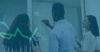 Proje ekibi iş ofisindeki cam beyaz tahtada renkli grafikler göstererek işbirliği yapıyor. Analizler, takım çalışması, yenilik, strateji, beyin fırtınası, planlama, teknoloji