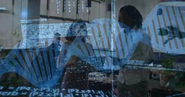 İş arkadaşları ellerinde kahve fincanı tutuyorlar ve bilgisayarın üzerinde holografik kod yansıtıyorlar. İşbirliği, yenilik, dijital, fütüristik, profesyonel, çalışma alanı, ağ