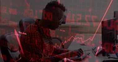 Ticaret masasındaki klavyeye kırmızı borsa grafikleri ve sayısal değerlerle kaplanmış bir adam. Teknoloji, finans, analitik, modern, profesyonel, yatırım, iş