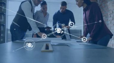 Masa başında çalışan iş adamları dizüstü bilgisayar ağı simgeleriyle doktorları inceliyor. Takım çalışması, yenilik, dijital bağlantı, beyin fırtınası, modern çalışma alanı, kurumsal strateji, veri analizi