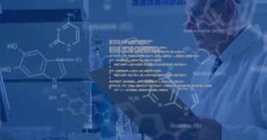 Kimya laboratuvarındaki panoyu inceleyen erkek bilim adamı molekül ve veri örtülerini gösteriyor. Araştırma, yenilik, kesinlik, veri, teknoloji, analiz, bilimsel