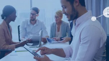 Dizüstü bilgisayarla, belgelerle, yüzen ağ simgelerini gösteren iş ortakları. Şirket, takım çalışması, yenilik, iletişim, teknoloji, üretkenlik, ofis