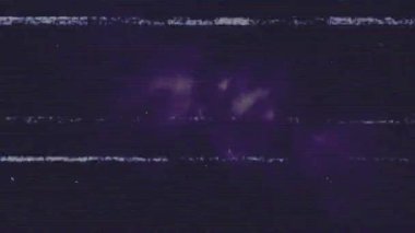 Karanlık ekran boyunca uzanan yatay arıza çizgileri, arıza sanatı etkisini gürültüyle gösteriyor. Soyut, dijital, çarpıtma, geleceksel, arıza, teknoloji, siber