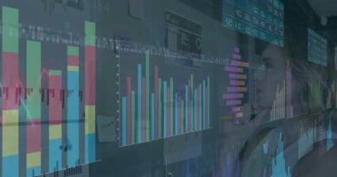 Kadın analist, teknoloji ofisindeki holografik veri arayüzü ile etkileşimde. Rengarenk çizelgeler. Teknoloji, veri görselleştirme, yenilik, modern çalışma alanı, analitik, bilgi, dijital arayüz