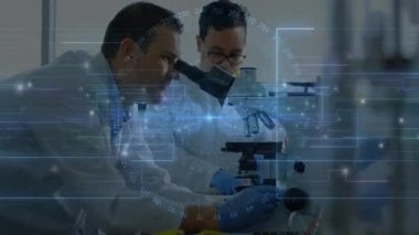 Araştırma laboratuvarında mikroskobu ayarlayan iki erkek bilim adamı yüzen dijital veri örtüsünü gösteriyor. Araştırma, yenilik, kesinlik, enstrümantasyon, biyoteknoloji, analitik, bilimsel