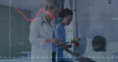 Doktor ve hemşire hastane odasındaki sağlık verilerini inceliyor, tablette canlandırılmış grafikler gösteriyor. Tıbbi personel, sağlık, teknoloji, profesyonellik, takım çalışması, modern, klinik