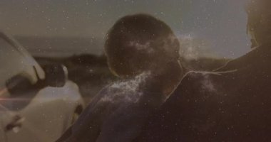 Anne kucağında bebeğiyle kozmik yıldız sahası, nebula teknoloji sunumu sırasında güneş patlaması yaşıyor. Ebeveynlik, aile, göksel, kozmik, uyku zamanı, beslenme, hayal gücü