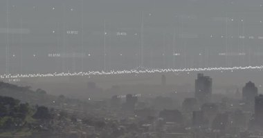 Beyaz noktalı veri grafiği sisli şehir silueti üzerinde yüzen sayısal düğümleri ve etiketleri gösteriyor. Kentsel, veri, görselleştirme, analitik, teknoloji, fütüristik, zeka