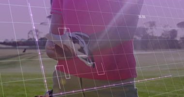 Golf eldiveni ayarlayan, golf sopası çeken, spor analitiği çizelgeleri gösteren bir kadın. Atletik, hassas, açık hava, profesyonel, modern, rekabetçi, stratejik