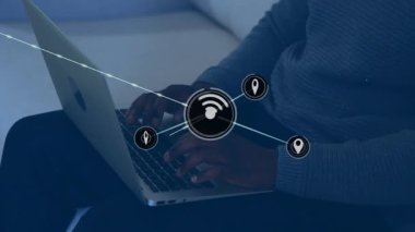 Çalışma alanında dizüstü bilgisayarda yazan bir kadın, teknoloji için animasyon WiFi sembolleri ve ağ hatları sergiliyor. Teknoloji, bağlantı, dijital, uzaktan kumanda, yenilik, kablosuz, taşınabilir