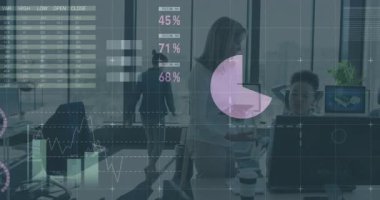 Pazarlama ekibi modern ofisteki verileri analiz ediyor, turta grafiklerini ve çubuk grafiklerini üst üste koyuyor. İşbirliği, analitik, yenilik, teknoloji, profesyonel, çağdaş, çalışma alanı