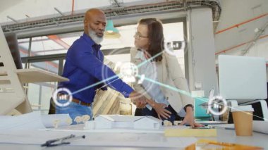 Ofiste mimarlık modelini inceleyen mimar ve proje yöneticisi, yüzen veri örtüsünü gösteriyor. İşbirliği, takım çalışması, yenilik, modern, profesyonel, tasarım, bağlantı
