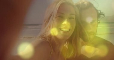 Çiftler, güneşli bokeh küreleriyle kumsalda seyahat pazarlama içeriği yaratıyorlar. Romantizm, mutluluk, yaşam tarzı, portre, canlı, deniz kenarı, bağlantı