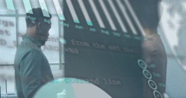 İş yerindeki masaların etrafında iş birliği yapan iş arkadaşları, deniz mavisi çizelgeleri ve hesap çizelgeleri ile. İşbirliği, takım çalışması, modernlik, yenilik, profesyonellik, iç tasarım, dijital veri