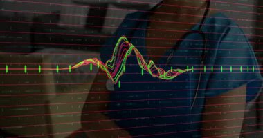 Kadın klinisyen ofisteki tıbbi verileri animasyon dalga boyu şebeke şamdanlarıyla analiz ediyor. Sağlık, tıbbi, teknoloji, teşhis, dijital, analiz, profesyonel