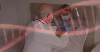 Animasyon kırmızı DNA sarmalı olan kadın hastanın koluna aşı uygulayan erkek doktor. Tıbbi, aşılama, klinik, sağlık, bilim, aşılama, profesyonel