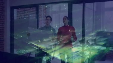 Dijital veri örtüsüyle mimarlık ofisindeki planlar üzerinde işbirliği yapan iki profesyonel. İşbirliği, takım çalışması, modernlik, teknoloji, tasarım, çalışma alanı, yenilik