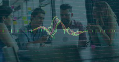 Ofis ekibi teknoloji toplantısında dizüstü bilgisayarla iş birliği yapıyor ve animasyon veri tablolarını örtüyor. İşbirliği, takım çalışması, beyin fırtınası, analiz, yenilik, strateji, dijital