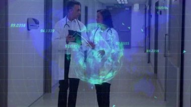 Doktorlar akıllı telefonları, holografik küresel sağlık ölçümlerini izlerken yan yana yürüyorlar. Tıbbi, teknoloji, yenilik, sağlık, görselleştirme, profesyonel, iletişim