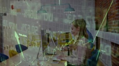 Ofis masasındaki bilgisayarda yazı yazan, animasyon yeşil finans grafiği kaplamalı bir bayan çalışan. Ortak çalışma, işbirliği, modern, minimalist, üretkenlik, çalışma alanı, teknoloji