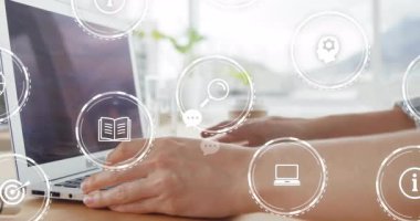 Ofiste dizüstü bilgisayarda yazan bir kadın, iş için canlandırılmış cam analitik çizelgesi. Teknoloji, yenilik, bağlantı, modern, üretkenlik, çalışma alanı, dijital