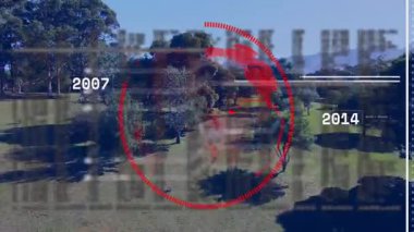 Park sahnesinde gösterilen kırmızı küre grafiği dijital kod sütunlarını ve zaman çizelgesini gösteriyor. Gelecekçi, kentsel, teknoloji, veri, yenilik, manzara, çevre