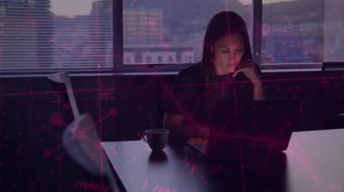 Modern ofiste siber güvenlik analizi yapan bir kadın. Yüzen kırmızı veri çizgileri ve kodları gösteriyor. Teknoloji, profesyonel, modern, kurumsal, dijital, analitik, odaklanmış