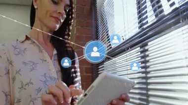 Teknoloji ofisindeki pencere perdeleri ve yüzen mavi ağ simgeleriyle belgeleri gözden geçiren bir kadın. Profesyonel, çalışma alanı, modern, bağlantı, teknoloji, iş dünyası, şirket