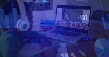 Evde online sınıfta not defteri yazan bir çocuk, dizüstü bilgisayarda öğretmen ve veri grafikleri gösteriliyor. Eğitim, e-öğrenim, uzak, sınıf, dijital, teknoloji, analiz