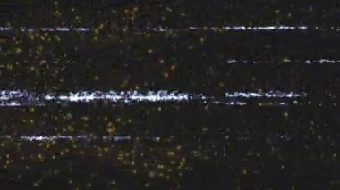 Dijital gürültü deseni düz tasarımda parlayan altın benekler ve arızalı bantlarla ortaya çıkıyor. Doku, soyut, fütüristik, arıza sanatı, kozmik, dijital bozulma, boşluk