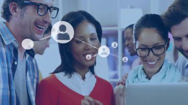 Ekip bilgisayar etrafında işbirliği yapıyor, dijital pazarlama için ağ bağlantı simgeleri gösteriyor. İşbirliği, takım çalışması, yenilik, teknoloji, modern, ağ oluşturma, iletişim