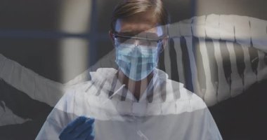 Tıbbi uzman, klinik laboratuarındaki burun temizleme örneğini inceliyor. İskelet göğüs kafesinin üst üste geldiğini gösteriyor. Sağlık, bilim, güvenlik, tanı, araştırma, profesyonellik, teknoloji